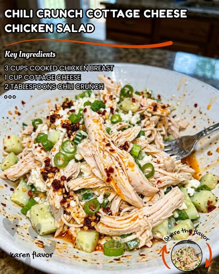 Hähnchensalat mit Hüttenkäse und Chili-Crunch