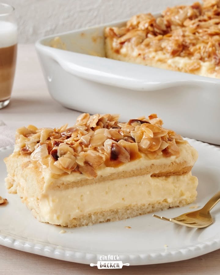 Bienenstich mit Hefeteig und Vanillecreme