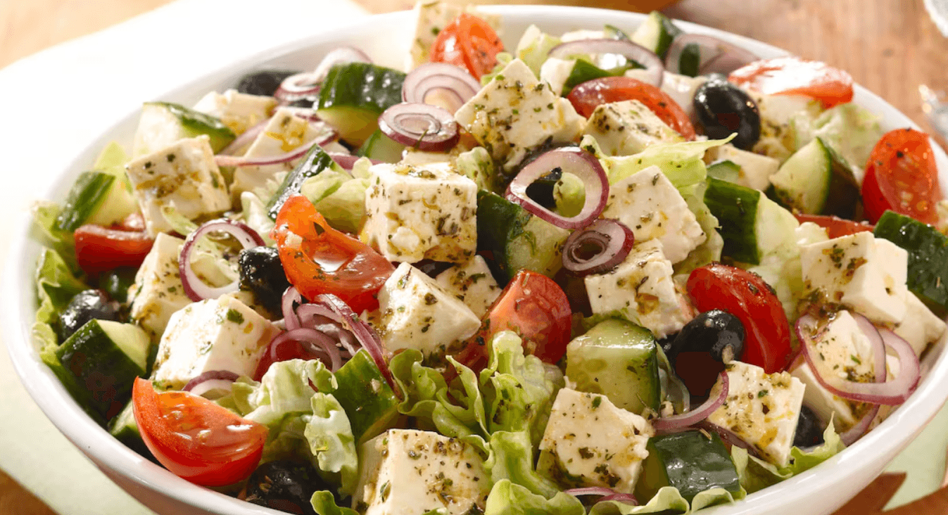 Blattsalat mit Feta, Oliven und Balsamico