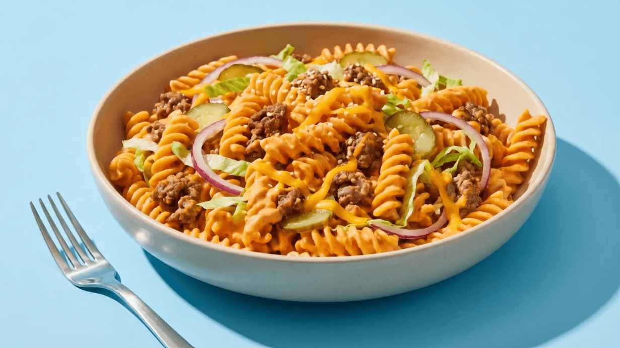 Burger-Nudelsalat mit Hackfleisch