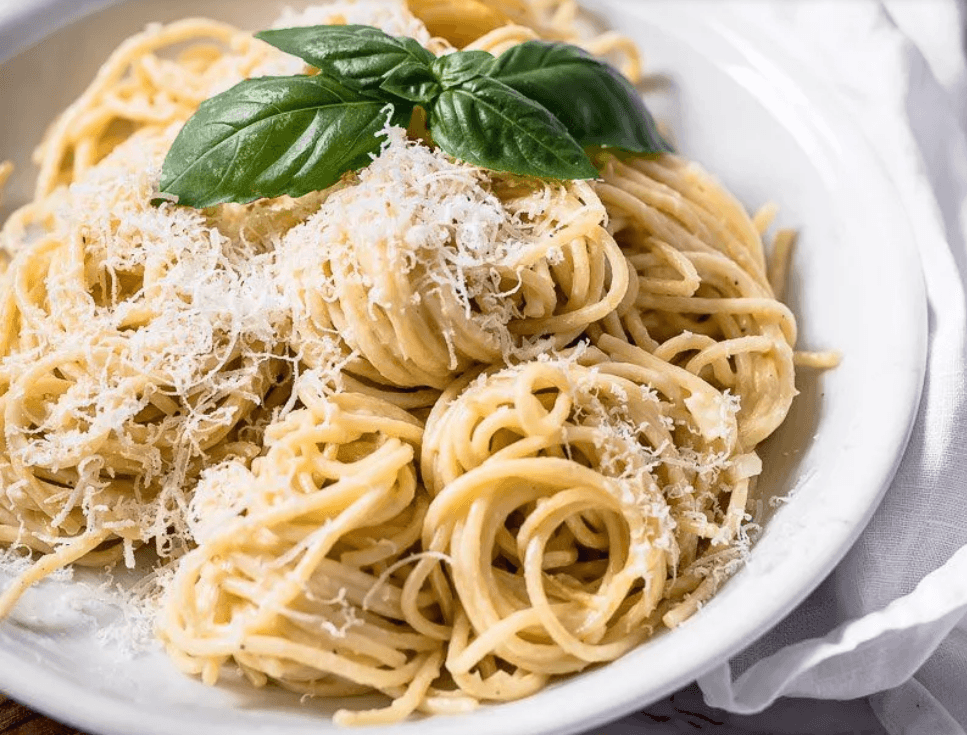 Pasta mit Parmesan-Sahnesauce