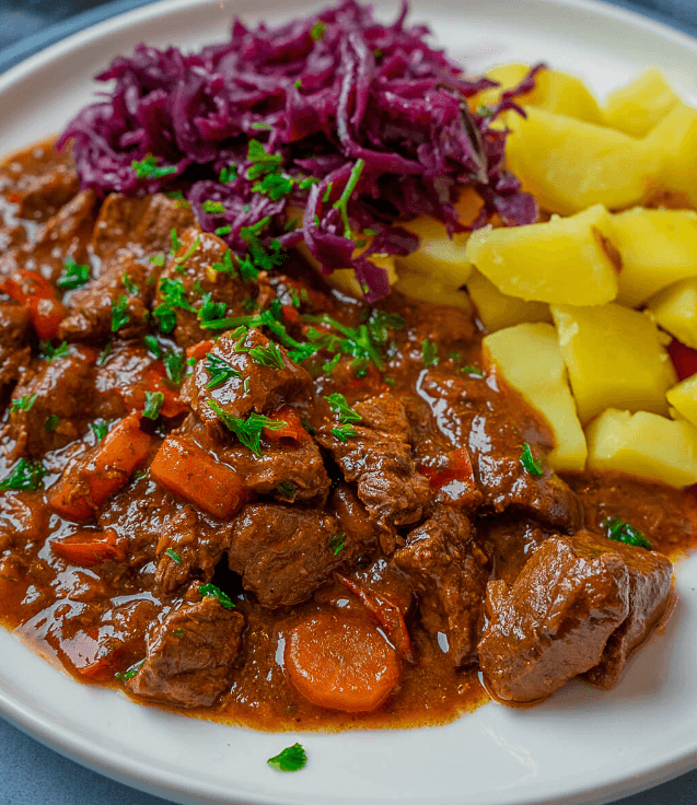 Rindergulasch mit Kartoffeln und Karotten