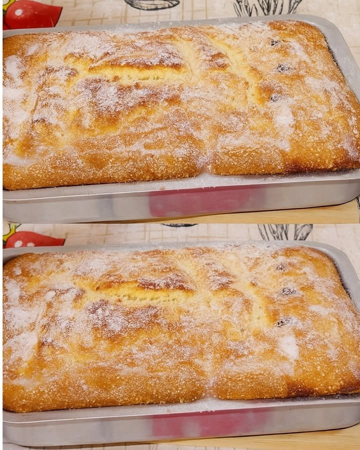 Focaccia dolce rettangolare con fossette e zucchero sulla superficie