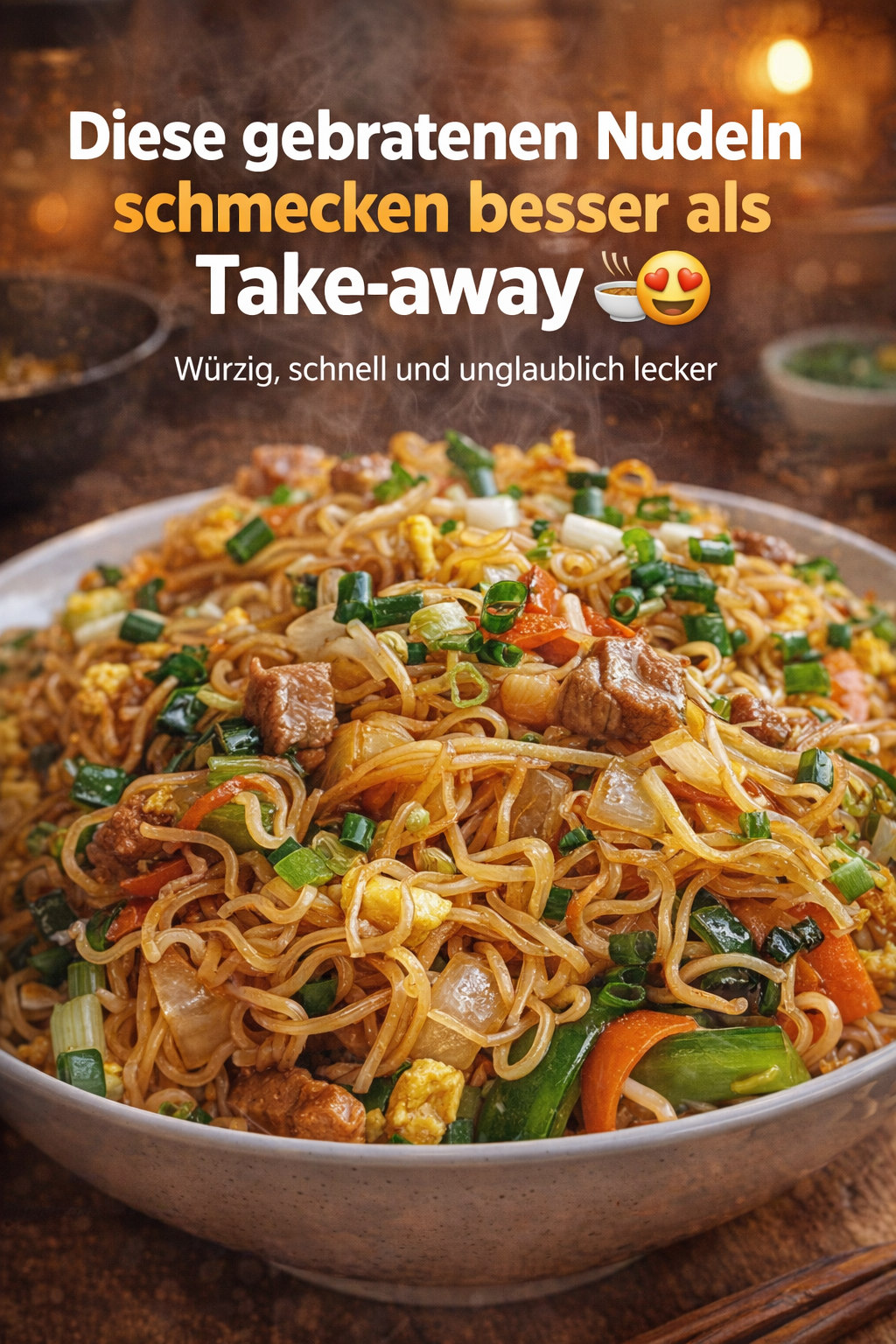 Gebratene lange Nudeln mit Karottenstreifen, Ei und Frühlingszwiebeln