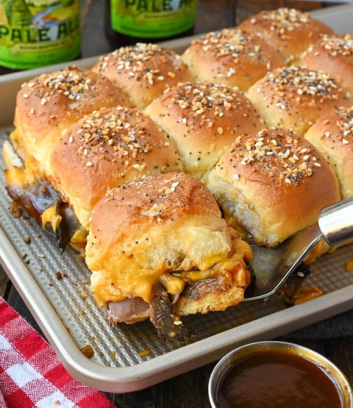 Panini dorati al sesamo con hamburger e formaggio filante