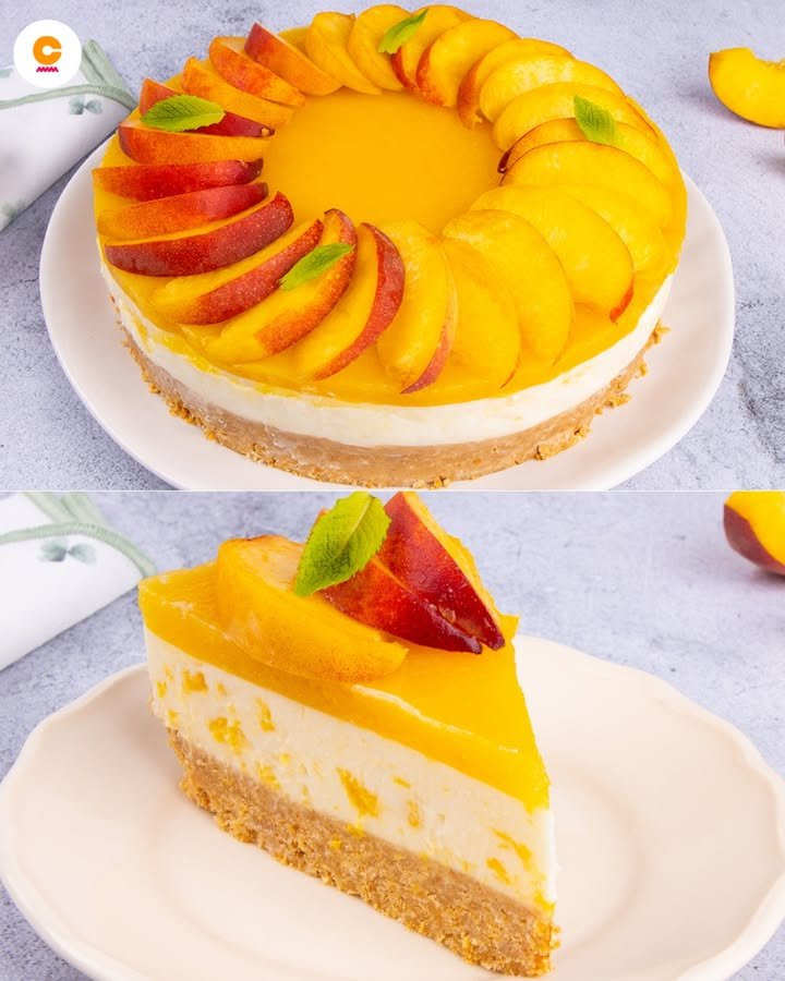 Torta fredda con crema bianca, copertura gialla e fettine di pesca
