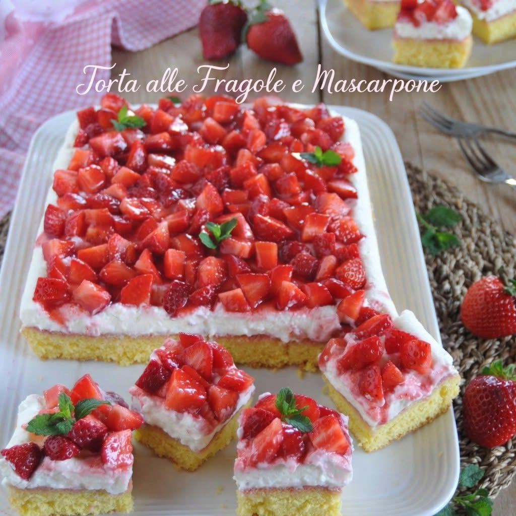 Torta rettangolare con crema bianca e fragole a dadini, servita a quadrotti